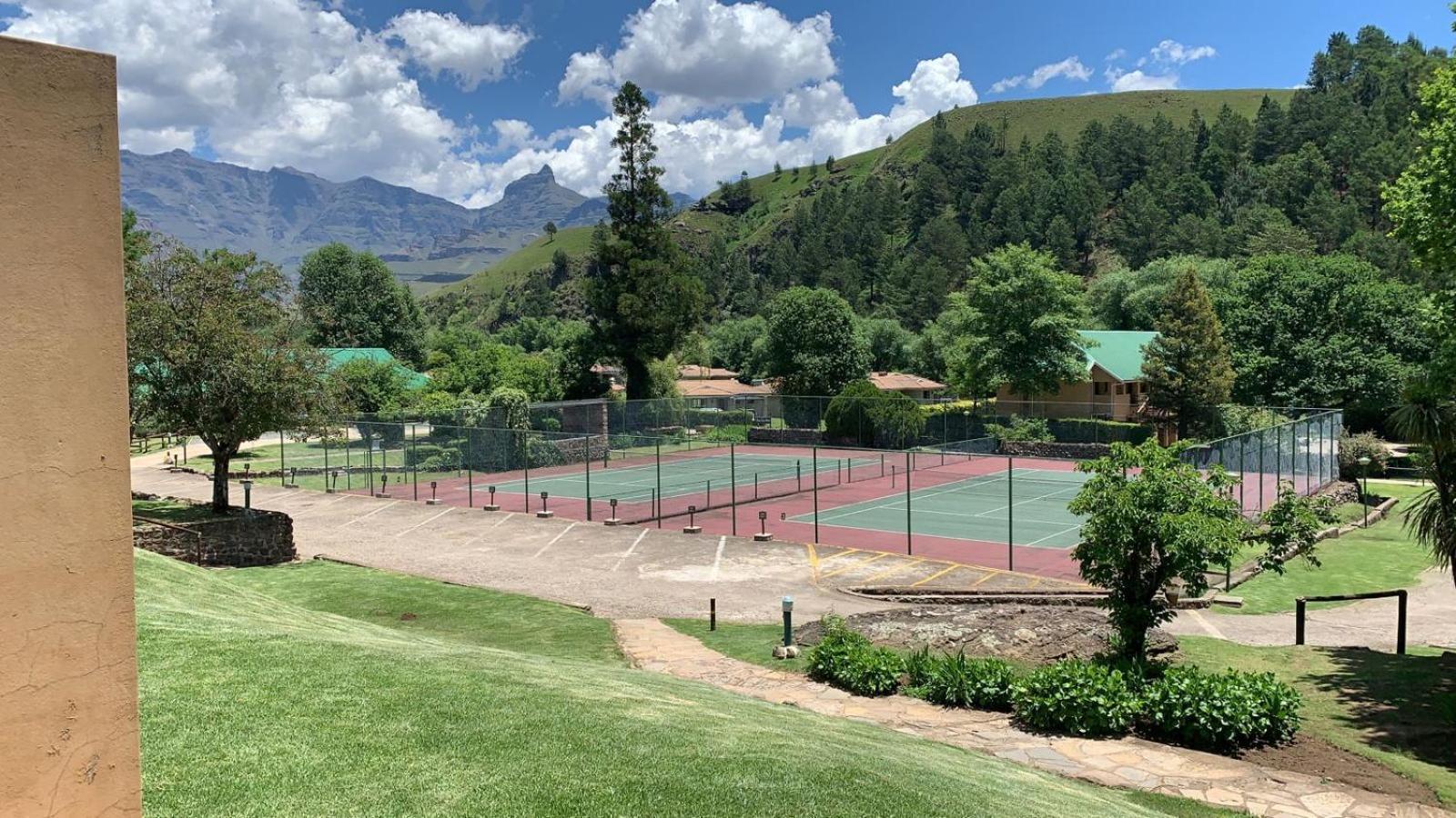 Gooderson Drakensberg Gardens Golf & Spa Resort Exterior photo